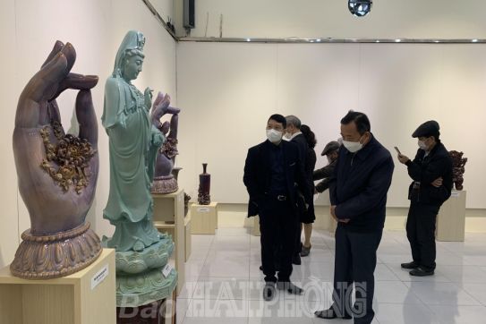Gửi tình quê hương vào gốm phù điêu