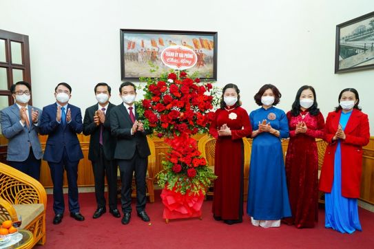 Secretary of the City Party Committee Tran Luu Quang visited and congratulatedthe City Women’s Union on the occasion of the International Women’s Day March 08