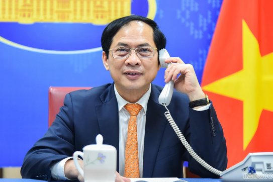 Bộ trưởng Ngoại giao Bùi Thanh Sơn điện đàm với Bộ trưởng Ngoại giao Canada Melanie Joly