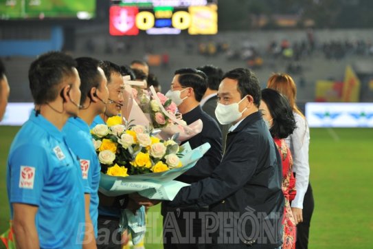Sau 2 trận toàn thắng, đồng chí Trần Lưu Quang, Ủy viên trung ương Đảng, Bí thư Thành ủy, Trưởng Đoàn đại biểu Quốc hội Hải Phòng khen thưởng Hải Phòng FC