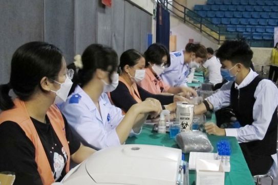 A large number of union members and young people participated in “Voluntary Blood Donation Day – Pink Sunshine No. 8” 