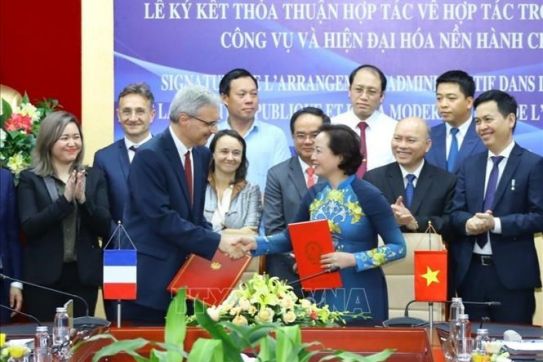 越南与法国加强在公共服务和公共行政现代化领域的合作