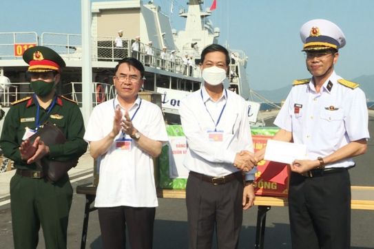 The city’s delegation visited and encouraged units stationed at Cam Ranh Military Base of Khanh Hoa Province 
