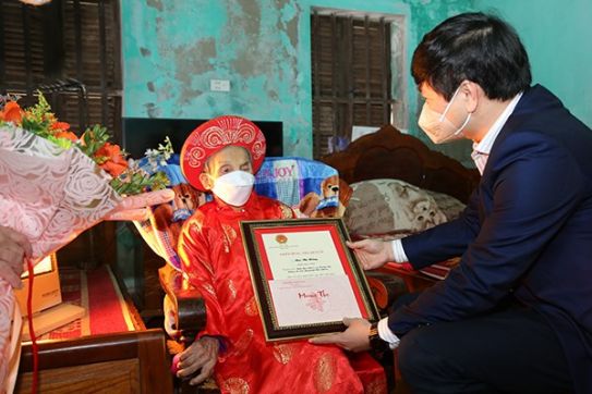 Vice Chairman of the City People's Committee Hoang Minh Cuong presented the State President’s Celebrating Card 100-year-old citizens in An Lao District