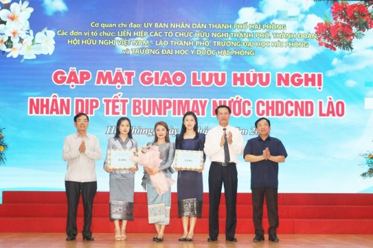 Giao lưu hữu nghị, tặng quà cho các sinh viên Lào nhân dịp Tết Bunpimay nước CHDCND Lào