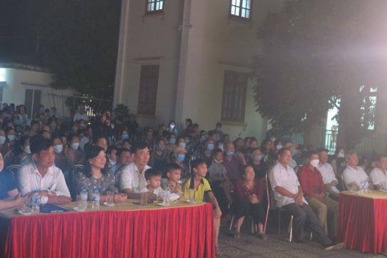Lưu diễn vở cải lương “Anh hùng miền cửa Úc” tại xã Toàn Thắng (huyện Tiên Lãng)