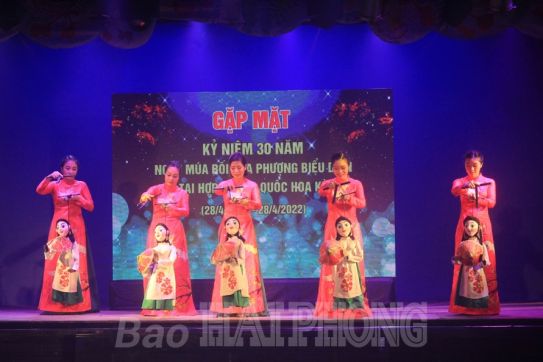 Friendship exchange, gifts giving to Lao students on the occasion of Bunpimay festival of Lao PDR