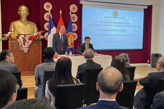 Kiều bào tại Pháp chia sẻ tâm nguyện với Ủy ban Nhà nước về người Việt Nam ở nước ngoài