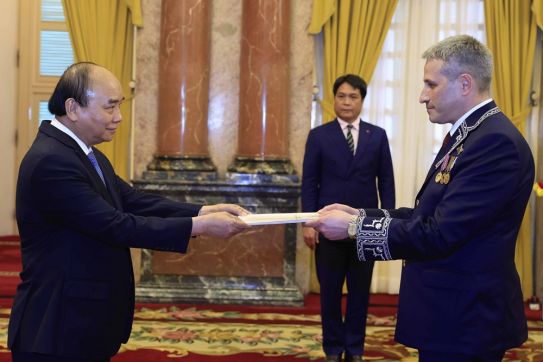 State leader welcomes newly-accredited ambassadors of Belarus, Egypt