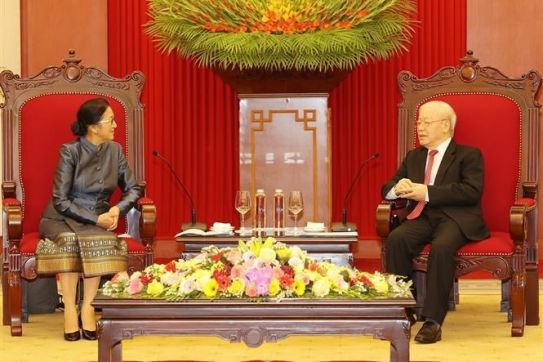 越共中央总书记阮富仲会见老挝国家副主席巴妮·雅陶都