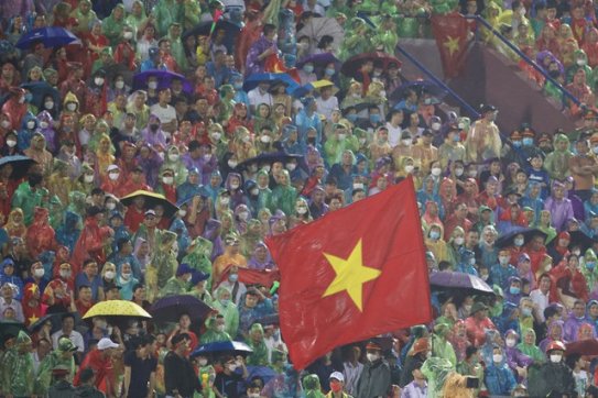 Biển người đội mưa 'tiếp lửa' cho Đoàn quân áo đỏ