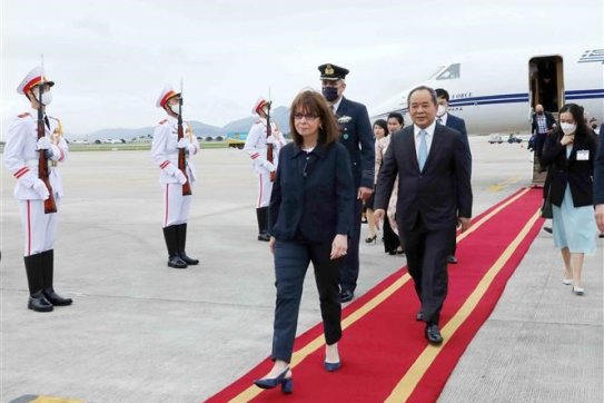 Greek President arrives in Hanoi for official visit to Vietnam