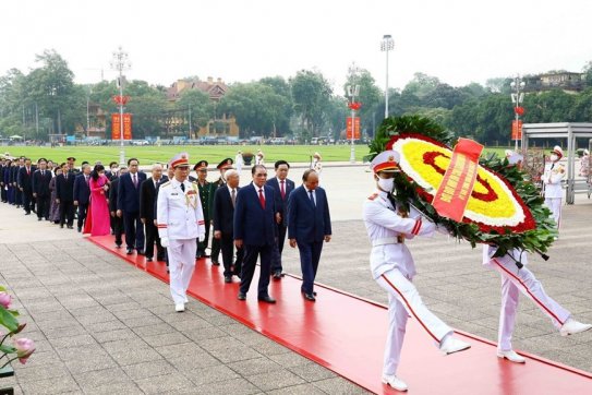 Kỷ niệm 132 năm Ngày sinh Chủ tịch Hồ Chí Minh: Lãnh đạo Đảng, Nhà nước vào Lăng viếng Bác