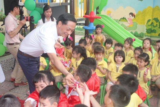 Phó Bí thư Thường trực Thành ủy thăm, tặng quà trẻ em trên địa bàn quận Lê Chân nhân Ngày Quốc tế Thiếu nhi 1/6