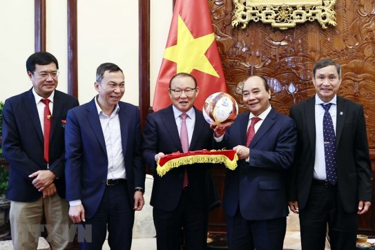 Chủ tịch nước tiếp huấn luyện viên của hai đội tuyển bóng đá Việt Nam