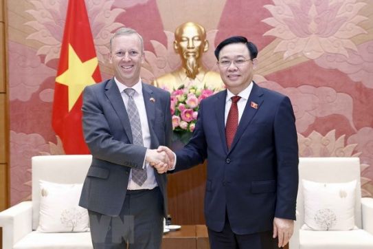 越南国会主席王廷惠会见英国驻越大使加雷斯·沃德