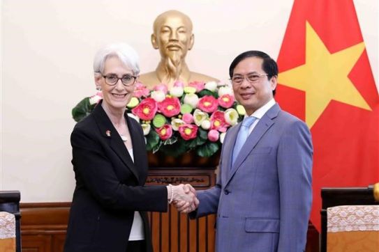 越南外交部长裴青山会见美国常务副国务卿温迪·舍曼