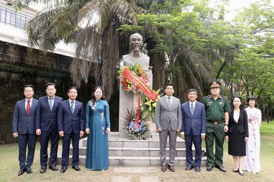 Phó Chủ tịch nước Võ Thị Ánh Xuân thăm Đại sứ quán và gặp gỡ đại diện cộng đồng người Việt tại Philippines