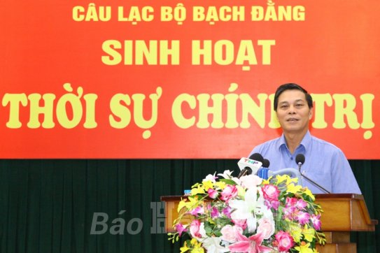 Đồng chí Nguyễn Văn Tùng, Chủ tịch UBND thành phố nói chuyện thời sự chính trị tại Câu lạc bộ Bạch Đằng