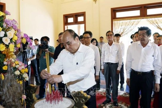Chủ tịch nước dâng hương tưởng niệm cố Thủ tướng Võ Văn Kiệt