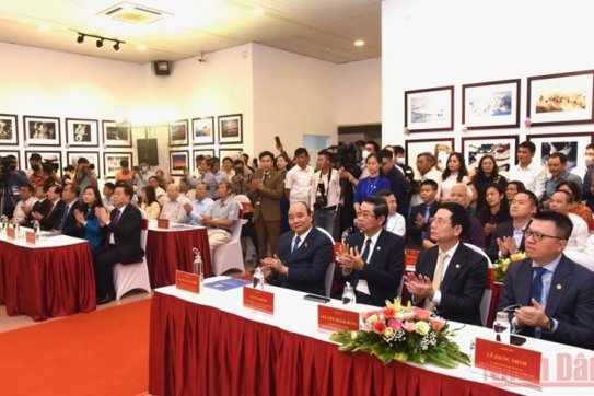 Chủ tịch nước dự triển lãm Ảnh nghệ thuật Quốc tế lần thứ 11