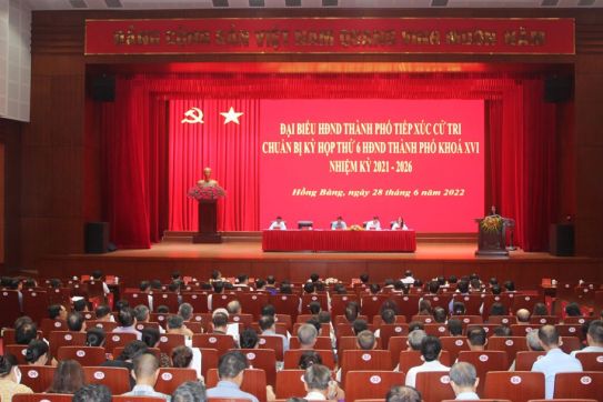 市人民委員会委員長が第16期市議会（任期2021年-2026年）第6回会議の準備のために、ホンバン地区の有権者と面会