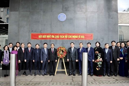 Chủ tịch Quốc hội Vương Đình Huệ dâng hoa tưởng niệm Bác Hồ tại London, Anh