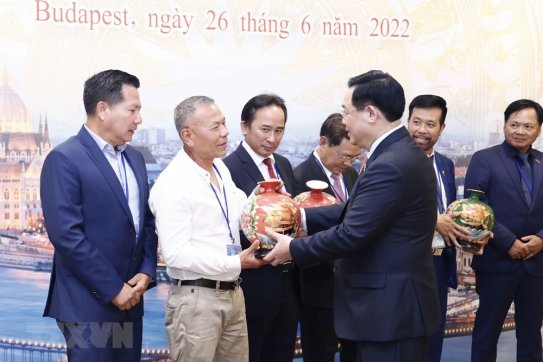 Chủ tịch Quốc hội gặp gỡ cộng đồng doanh nhân người Việt tại châu Âu