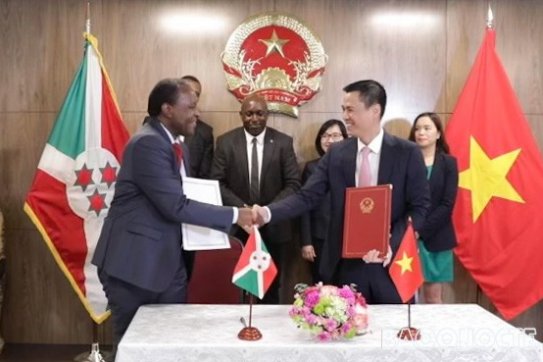 Việt Nam-Burundi ký hiệp định miễn thị thực với công dân hai nước mang hộ chiếu ngoại giao và hộ chiếu công vụ