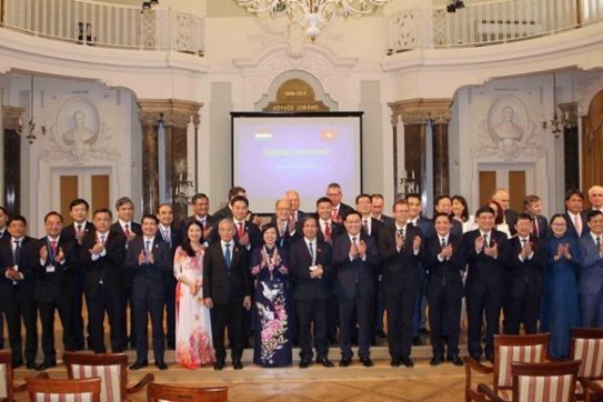 Vietnam enhances educational cooperation with Hungary