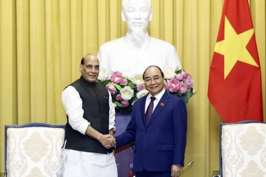 国家主席阮春福会见印度国防部长