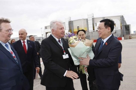 National Assembly Chairman arrives in Hungary, begins official visit