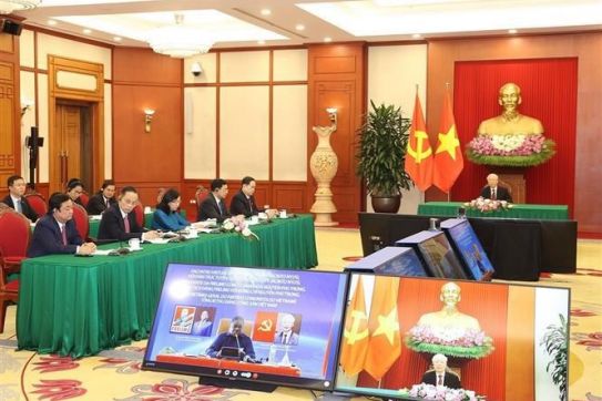  越共中央总书记阮富仲与莫桑比克总统菲利佩·纽西举行会谈