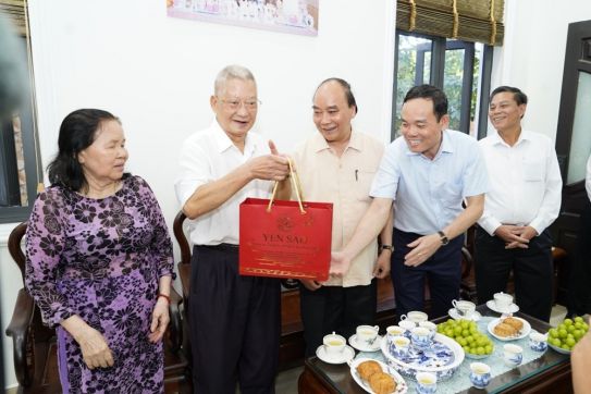 Chủ tịch nước Nguyễn Xuân Phúc thăm một số cá nhân và doanh nghiệp tiêu biểu trên địa bàn thành phố