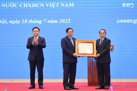 Lãnh đạo cấp cao Việt Nam nhận Huân chương cao quý của Nhà nước Lào