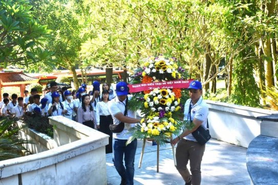 Kiều bào trẻ tri ân các anh hùng liệt sĩ đã ngã xuống tại Ngã ba Đồng Lộc, viếng mộ Đại tướng Võ Nguyên Giáp