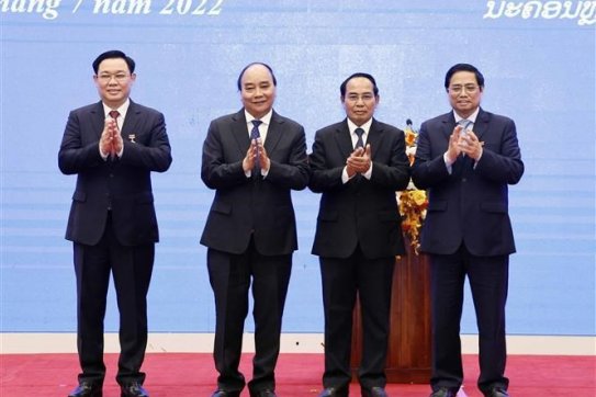 Senior Vietnamese leaders receive Orders of Laos