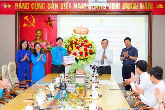 Bí thư Thành ủy, Trưởng Đoàn ĐBQH Hải Phòng thăm, tặng quà Liên đoàn Lao động thành phố nhân kỷ niệm 93 năm Ngày thành lập Công đoàn Việt Nam