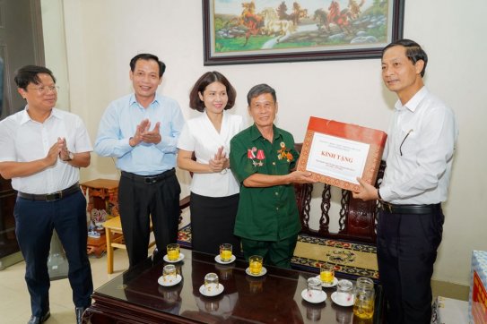 Phó Bí thư Thường trực Thành ủy thăm, tặng quà gia đình người có công với cách mạng trên địa bàn quận Đồ Sơn nhân dịp kỷ niệm 75 năm Ngày Thương binh, liệt sỹ