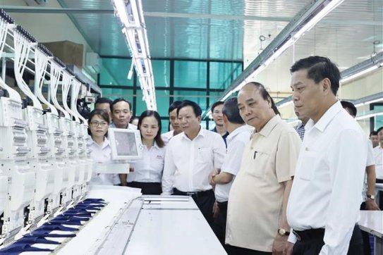 President visits garment production factory in Hai Phong