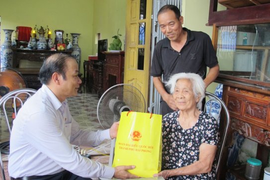 Đoàn ĐBQH thành phố thăm, tặng quà một số gia đình người có công với cách mạng nhân dịp kỷ niệm 75 năm Ngày Thương binh, liệt sỹ