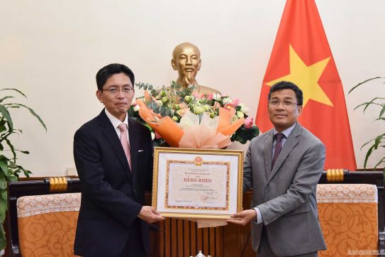 Trao Bằng khen của Bộ trưởng Ngoại giao cho Công sứ Đại sứ quán Nhật Bản Okabe Daisuke