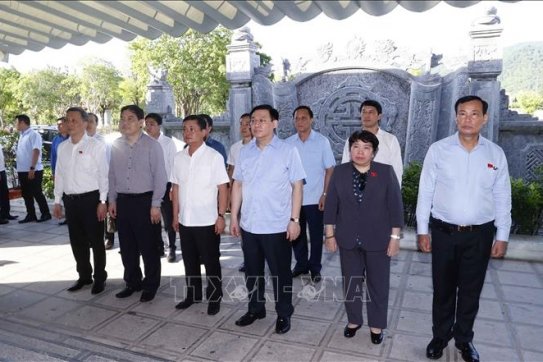 Chủ tịch Quốc hội Vương Đình Huệ dâng hương tưởng niệm các Anh hùng liệt sĩ tại Khu di tích Ngã ba Đồng Lộc, Truông Bồn