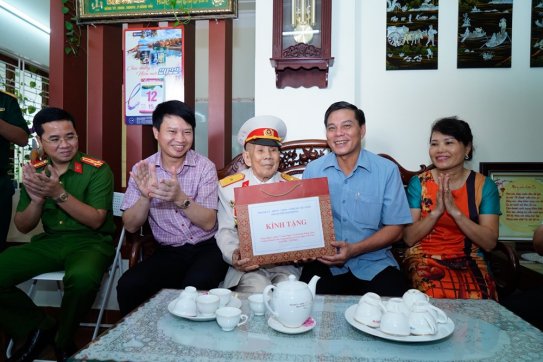 Chủ tịch UBND thành phố thăm, tặng quà gia đình người có công trên địa bàn quận Hải An nhân dịp Quốc khánh 2/9