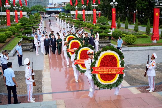 State President Nguyen Xuan Phuc offered incense to commemorating Hai Phong City’s heroes and martyrs