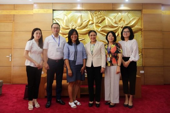 Chủ tịch Liên hiệp các tổ chức hữu nghị Việt Nam tiếp tổ chức COV