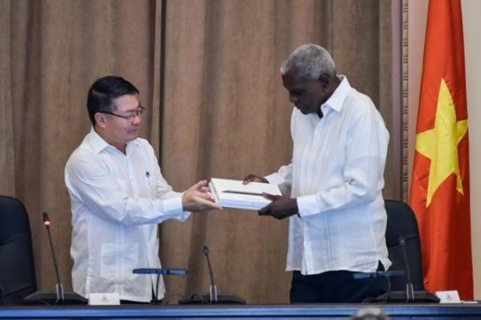 Cuban National Assembly receives gifts from Vietnamese counterpart