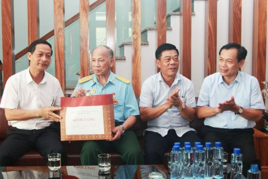 Phó Bí thư Thường trực Thành ủy thăm, tặng quà người có công với cách mạng tiêu biểu trên địa bàn huyện Thủy Nguyên