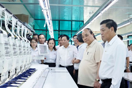 State President Nguyen Xuan Phuc visited exemplary individuals and enterprises in the city’s area 