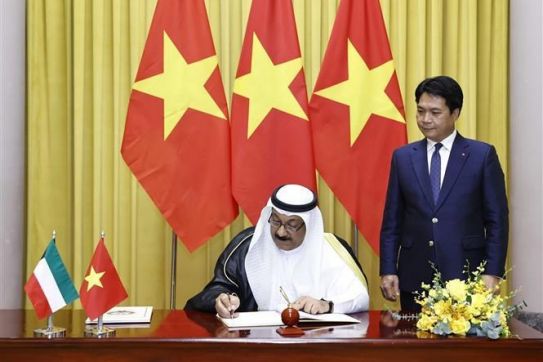 越南国家主席会见前来递交国书的科威特和以色列驻越新任大使